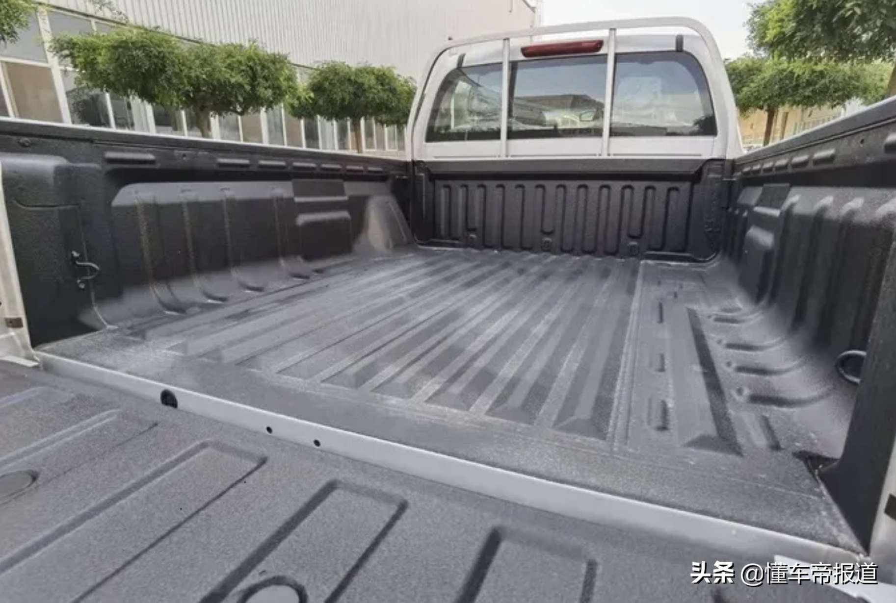新车 </p><p>　　 货箱地板无凸起，长城风骏5平箱版上市，售7.88万-9.98万元