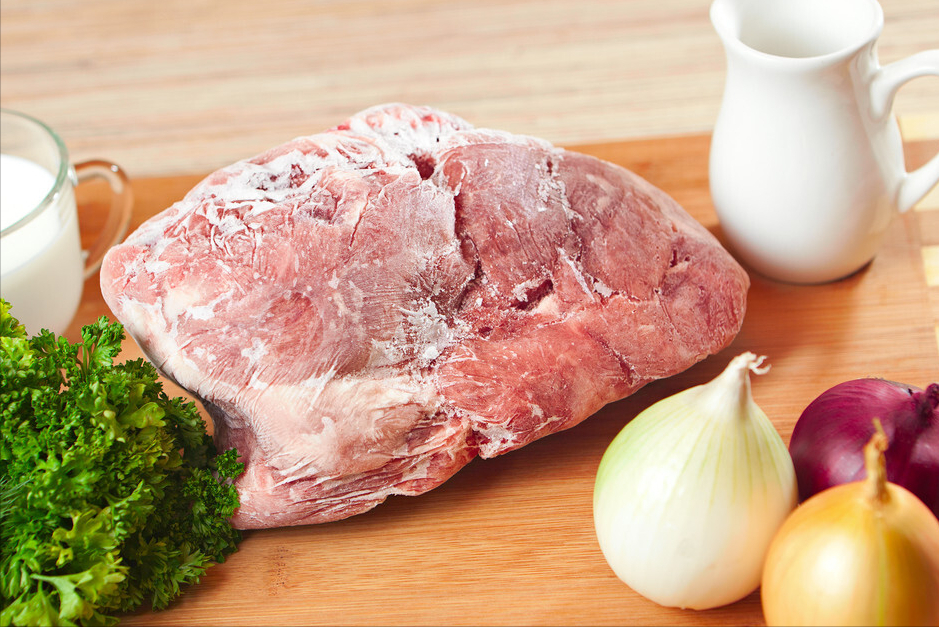 别再用热水解冻肉了，老师傅教你2招，10分钟解冻，肉质很新鲜