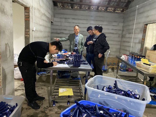用白油灌装生产汽油复合剂 绵竹市场监管局查获一制假窝点