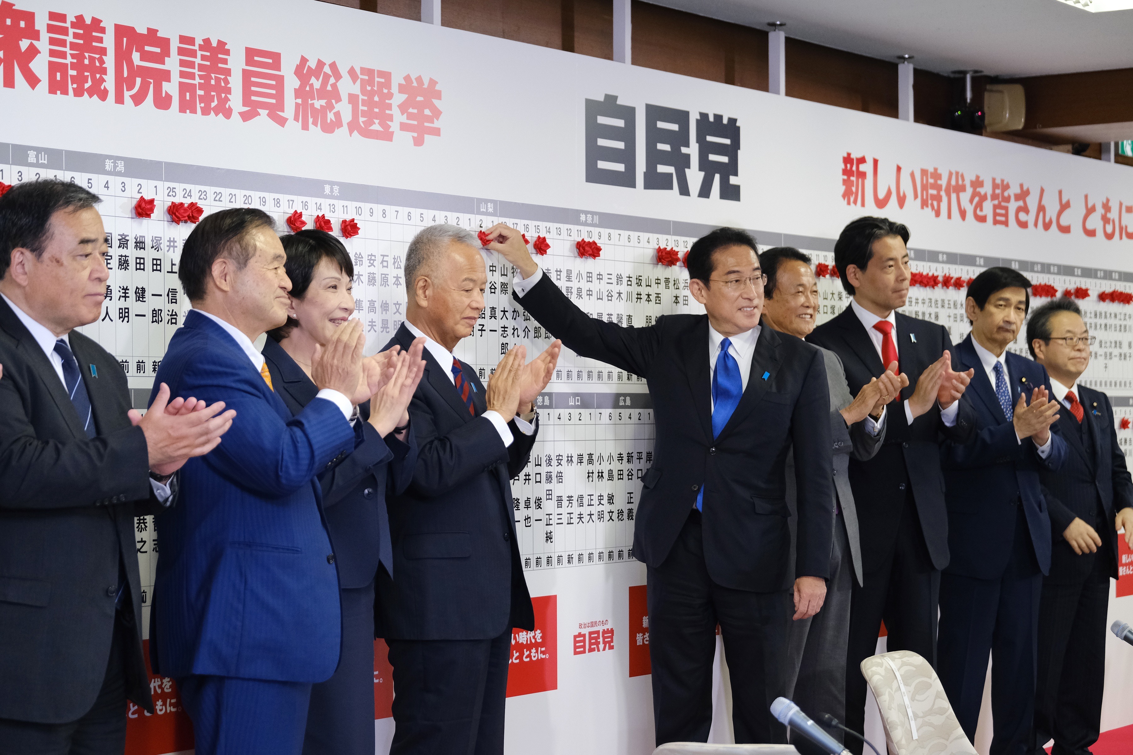 上任一个月就连任成功！日本首相岸田文雄却笑不起来：包机竞选难打动人心，号称“对华一步都不退让”
