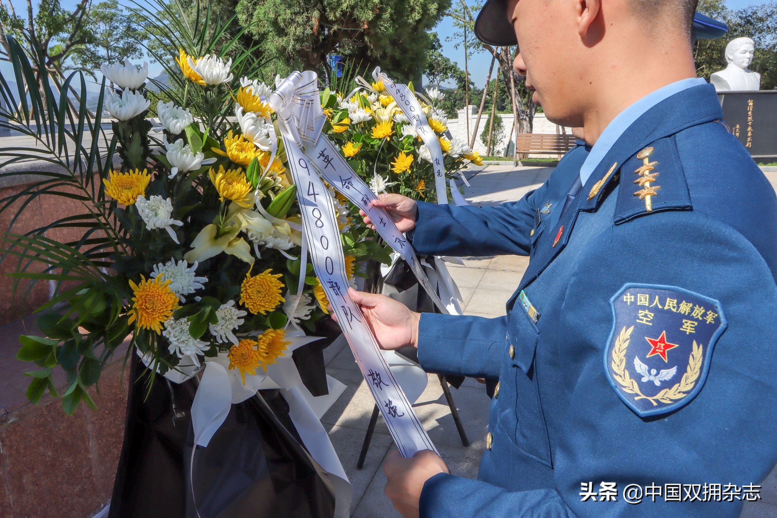 驻漳空军官兵烈士陵园重温军人誓词