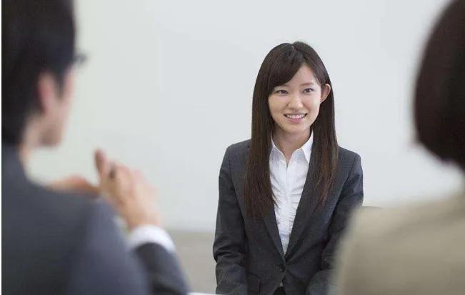 面试官：给你200万去坐两年牢，愿意吗？姑娘机智回答被录取