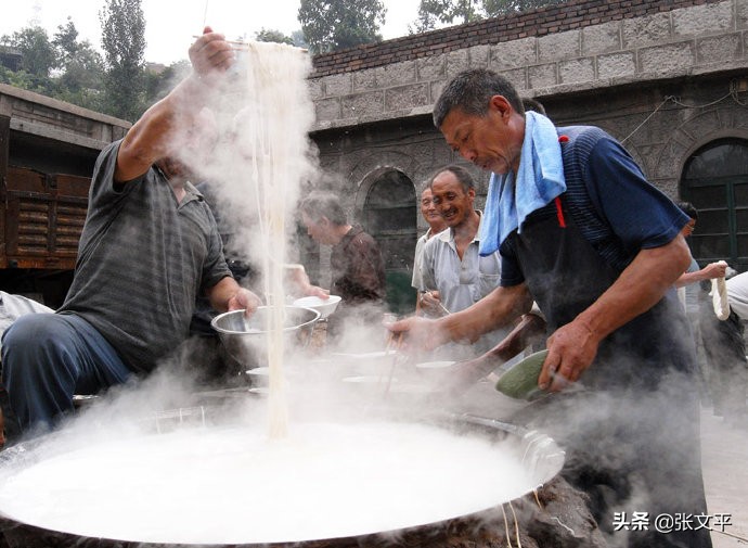 膯，在古代汉语中，意思吃得太多肚子难受，今天我们写作