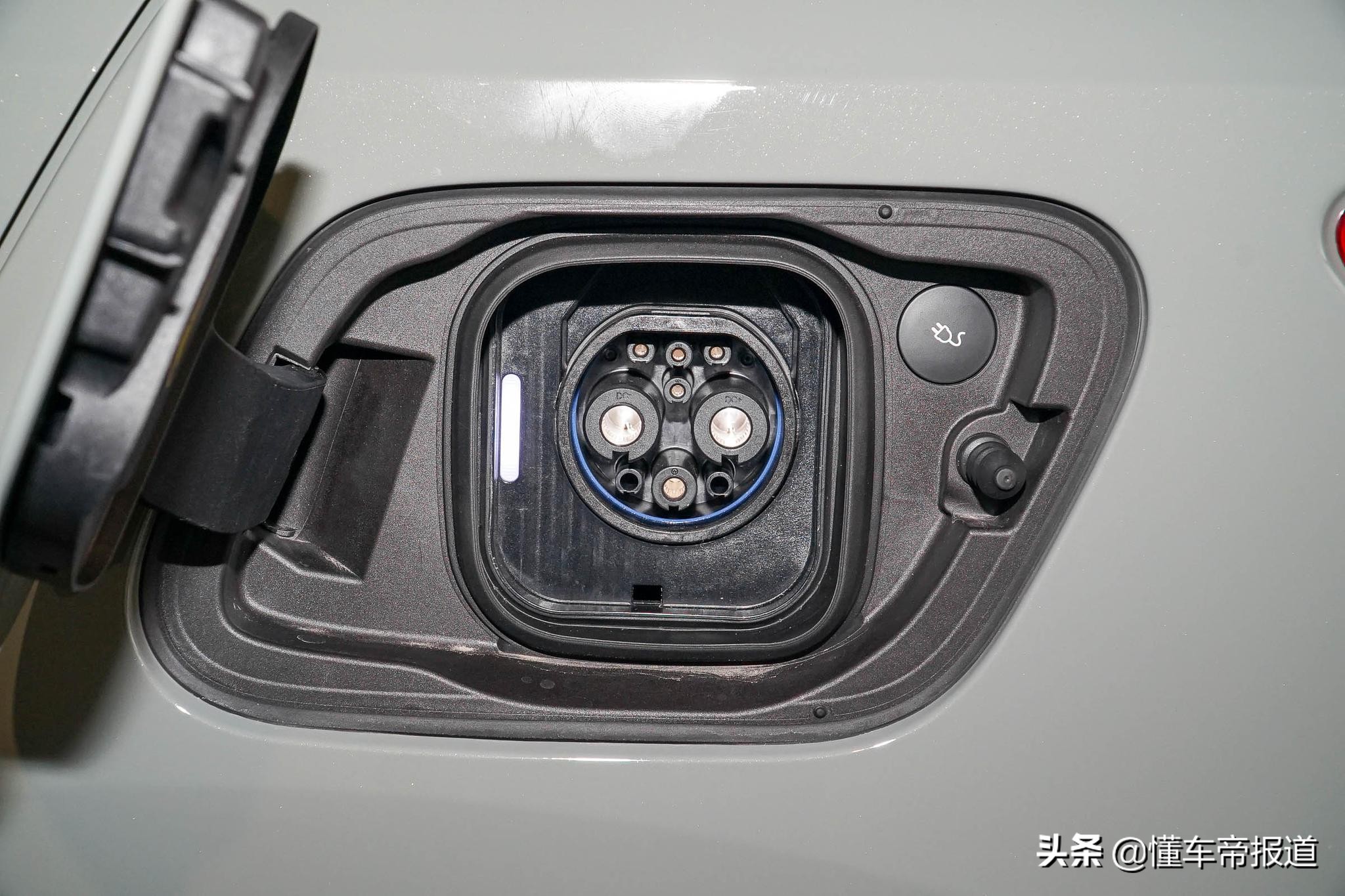 新车 </p><p>　　 沃尔沃XC40 RECHARGE上市，35.7万元