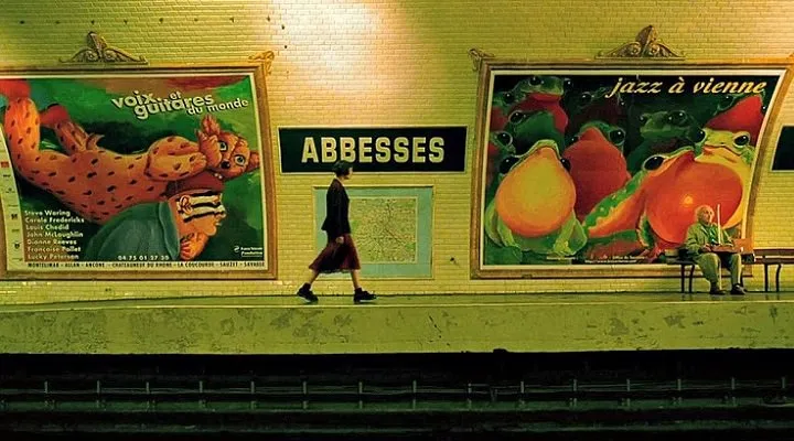 留学生辱骂父亲上热搜,1万块生活费,如果是在法国留学够不够?