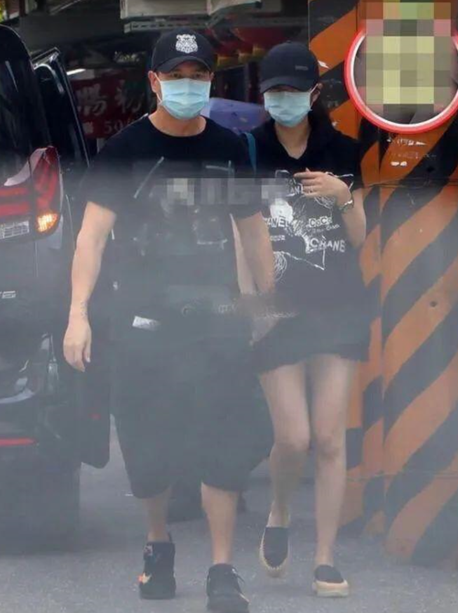 安以轩素颜出街背28万名牌包，二胎孕肚大如箩，富商老公抱儿陪同