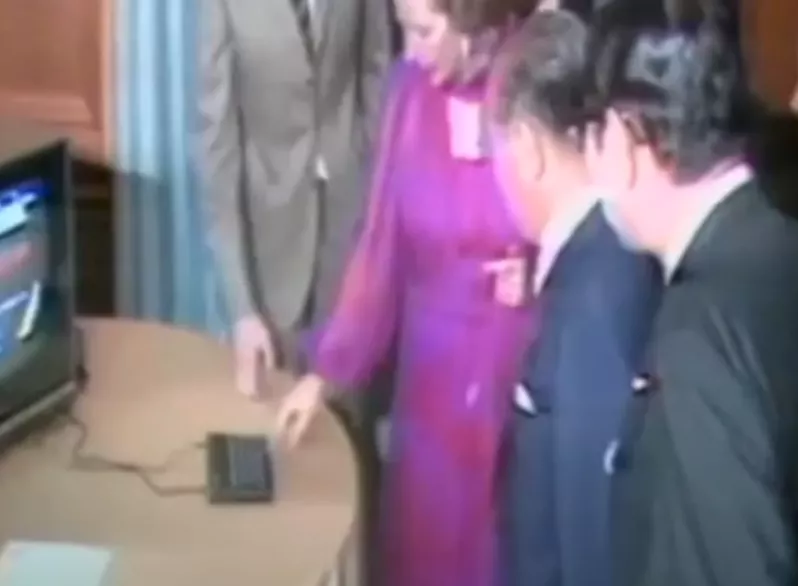 这个大佬把价格打下来后，有几百万人用上了电脑