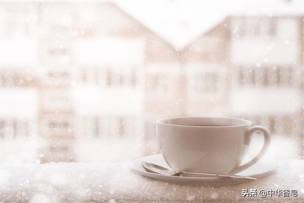 白雪皑皑的清晨，饮一杯氤氲热茶，蓝风铃香相随，煦暖安然的时光