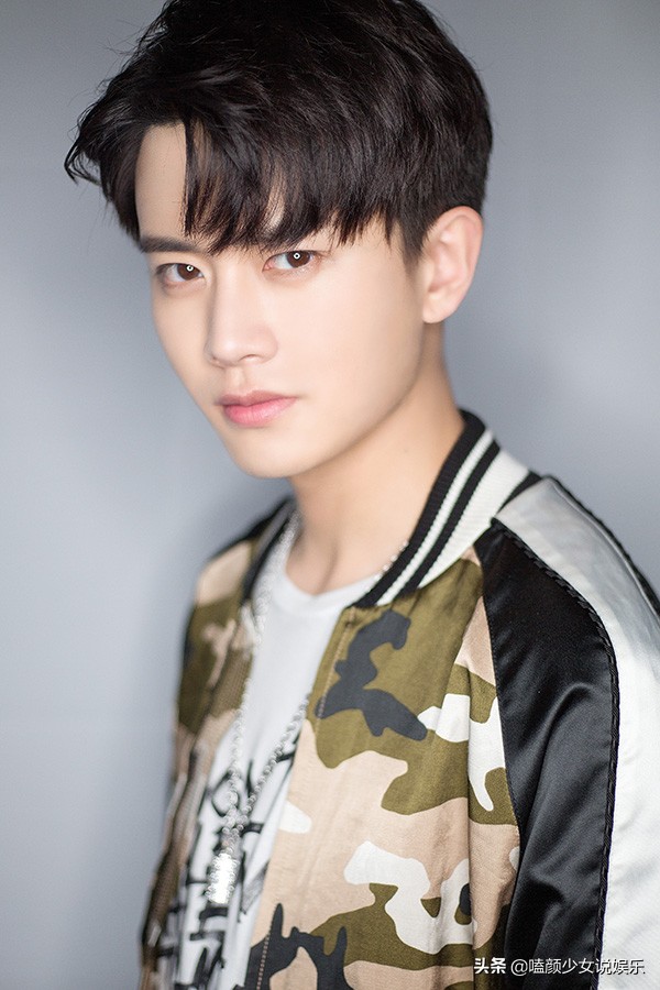 眼镜杀也挑人！这11位男星，有人戴上气质飙升，有人秒变七老八十