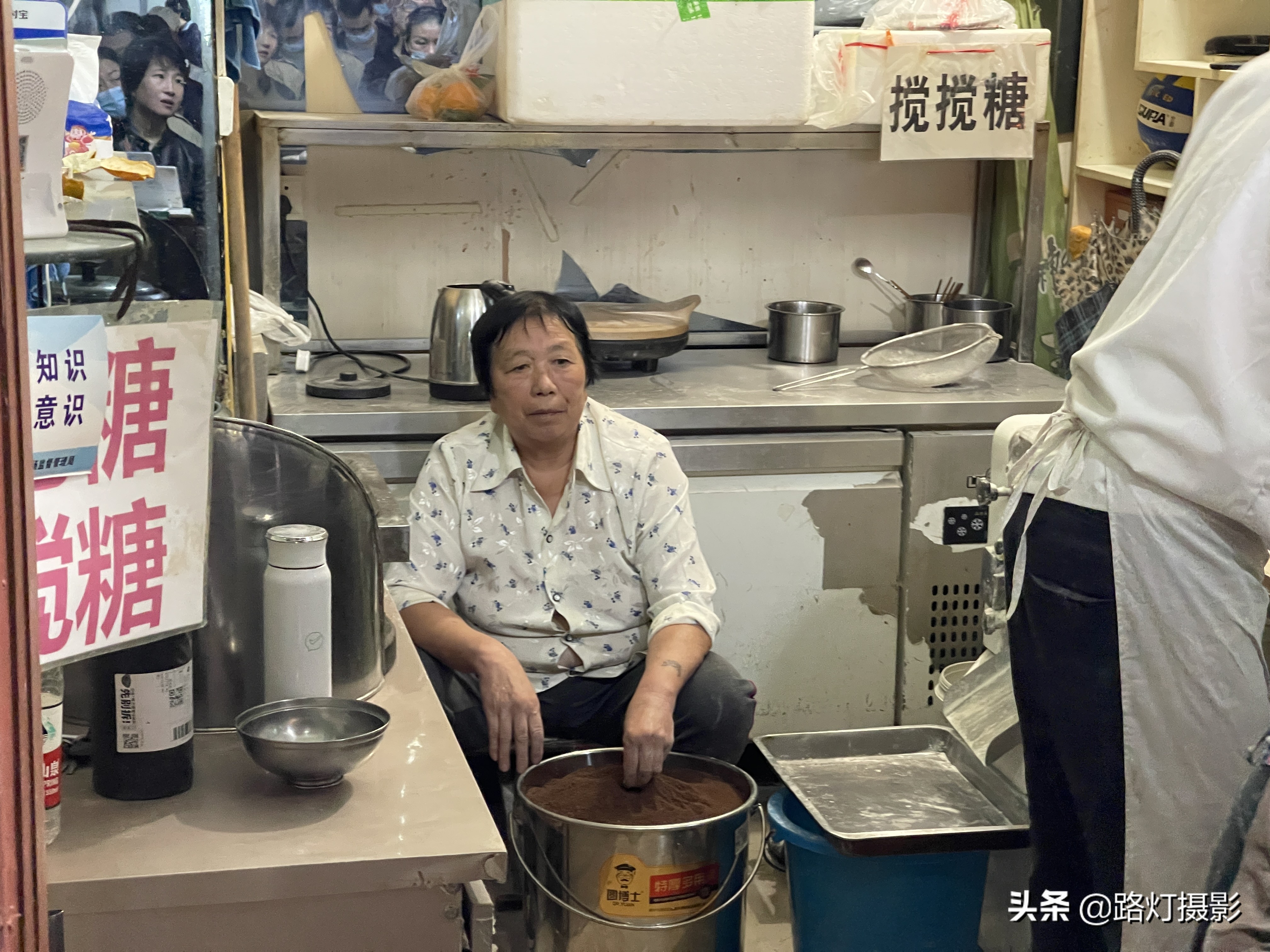 火遍襄阳的网红美食，小两口靠卖饼月入10万，什么饼卖得这么火？