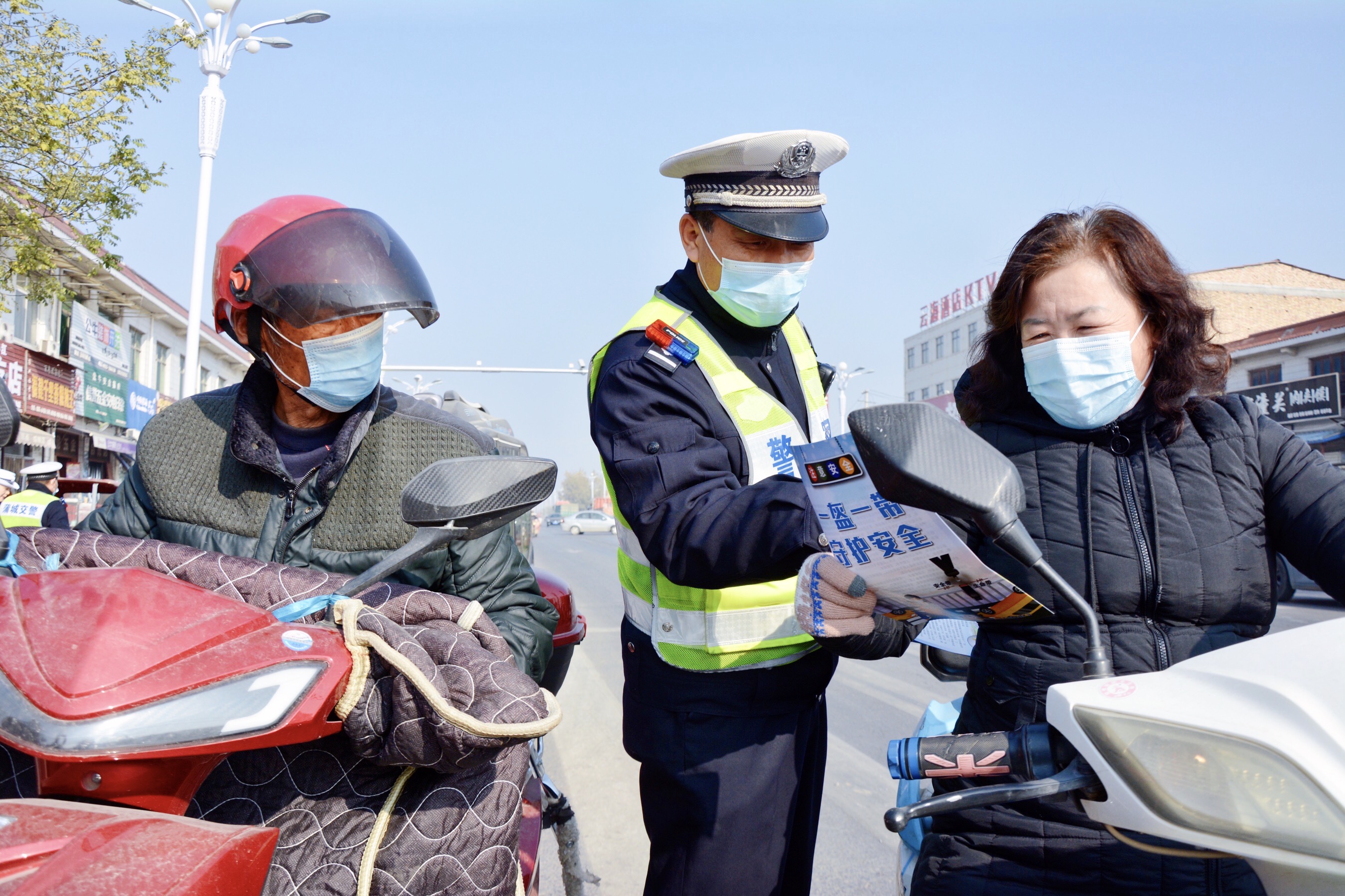 蒲城交警借农村集会开展交通安全宣传活动