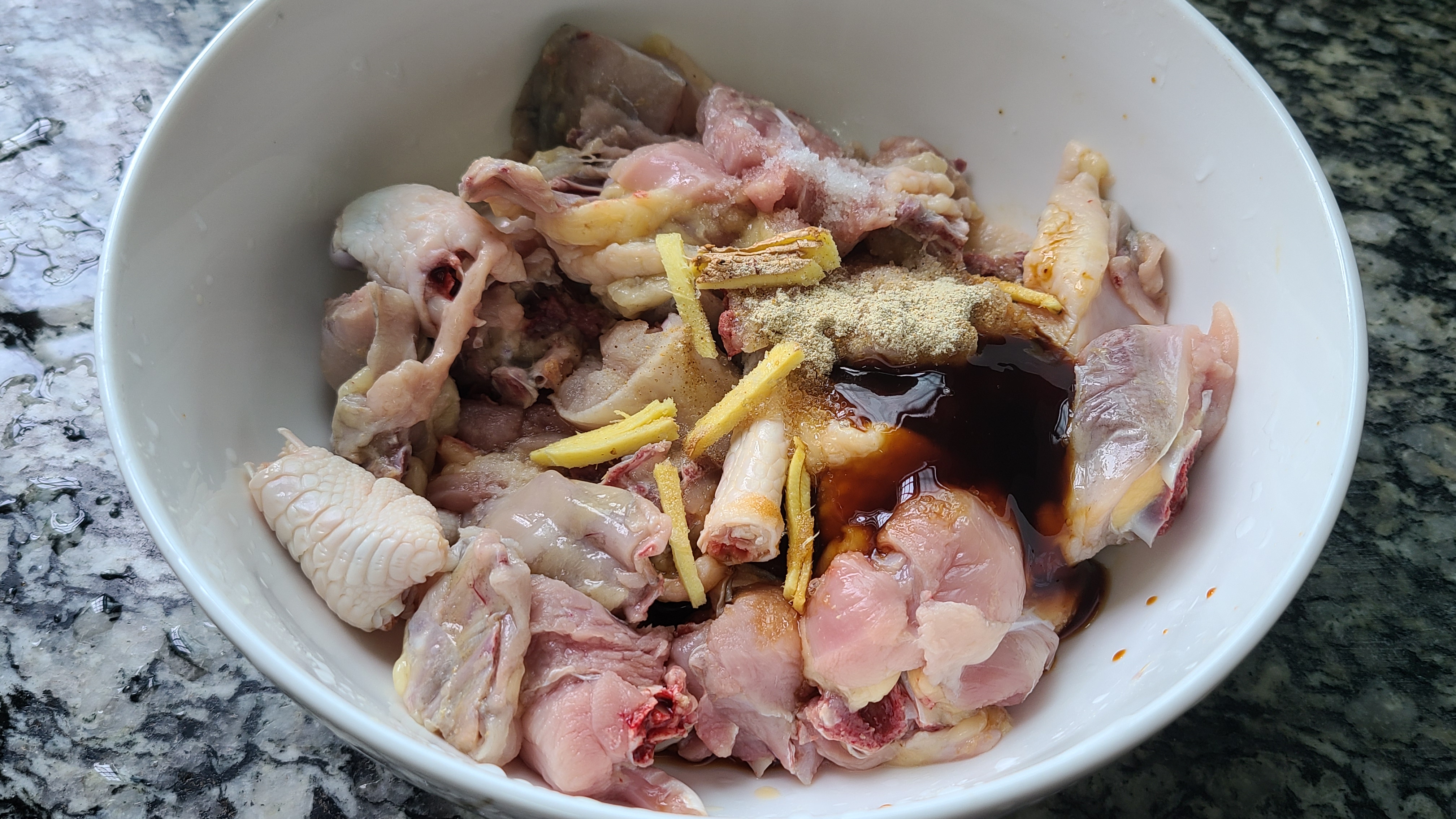 广东人很爱吃的香菇蒸滑鸡，嫩滑好吃，做法简单，看着就馋人