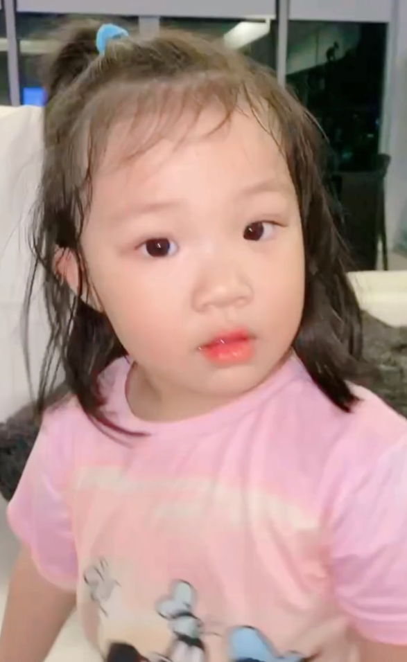 全家逐渐蓝化！王祖蓝带妻女玩模仿，Gabby模仿到位一脸得意