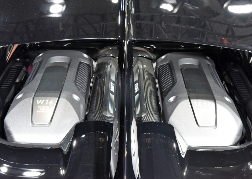 广州车展上,布加迪chiron亮相,搭载16缸发动机,拥有1500马力