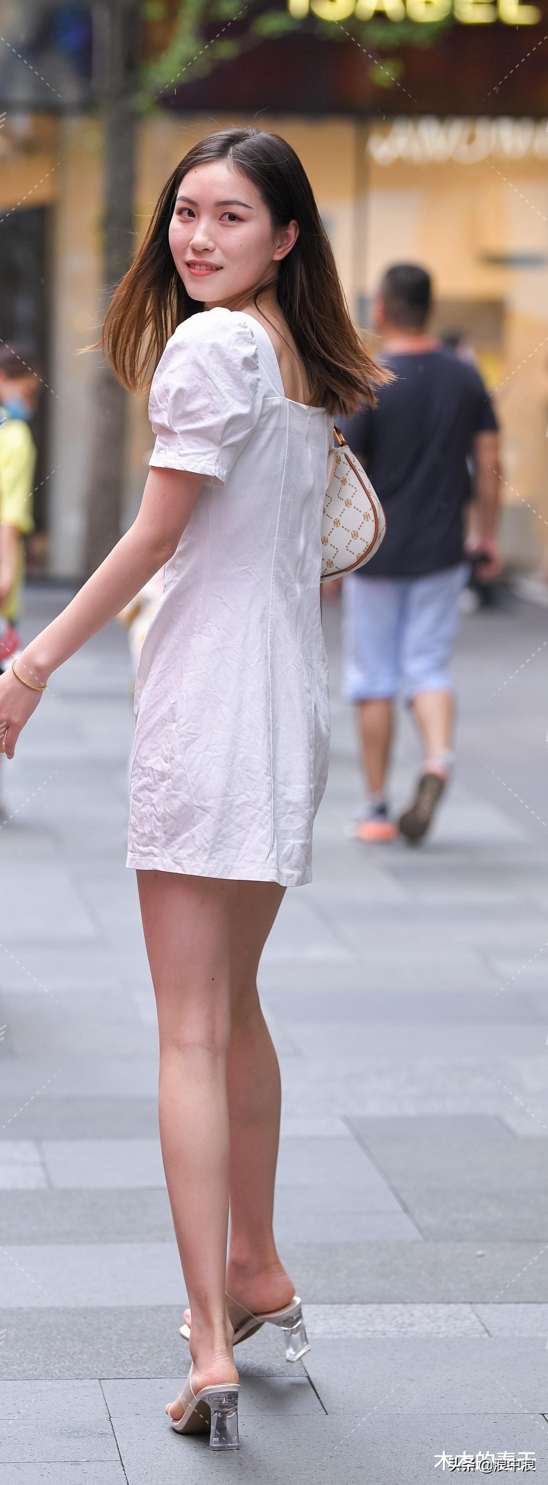 衬衫式包臀裙以简约正式为主，穿出清凉感，时髦有气质