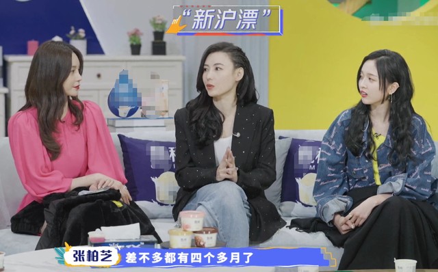 张柏芝被俩儿子甜蜜亲吻！14大儿子留胡子变化大，一头卷发侧脸帅