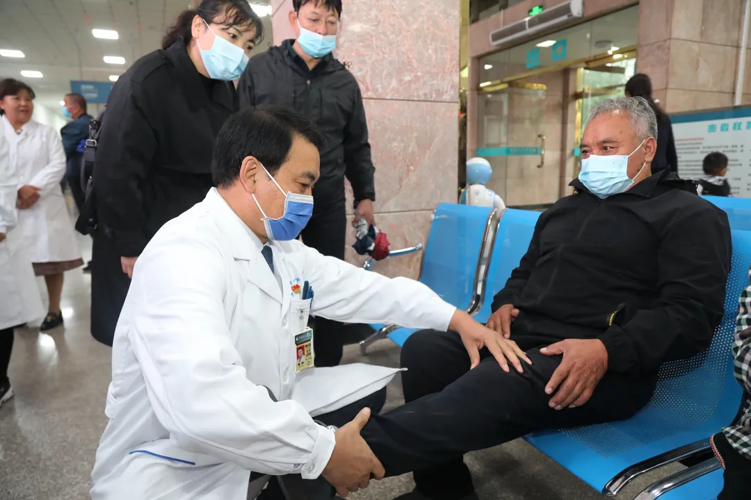 重阳节，临汾市中心医院举办骨病义诊周活动