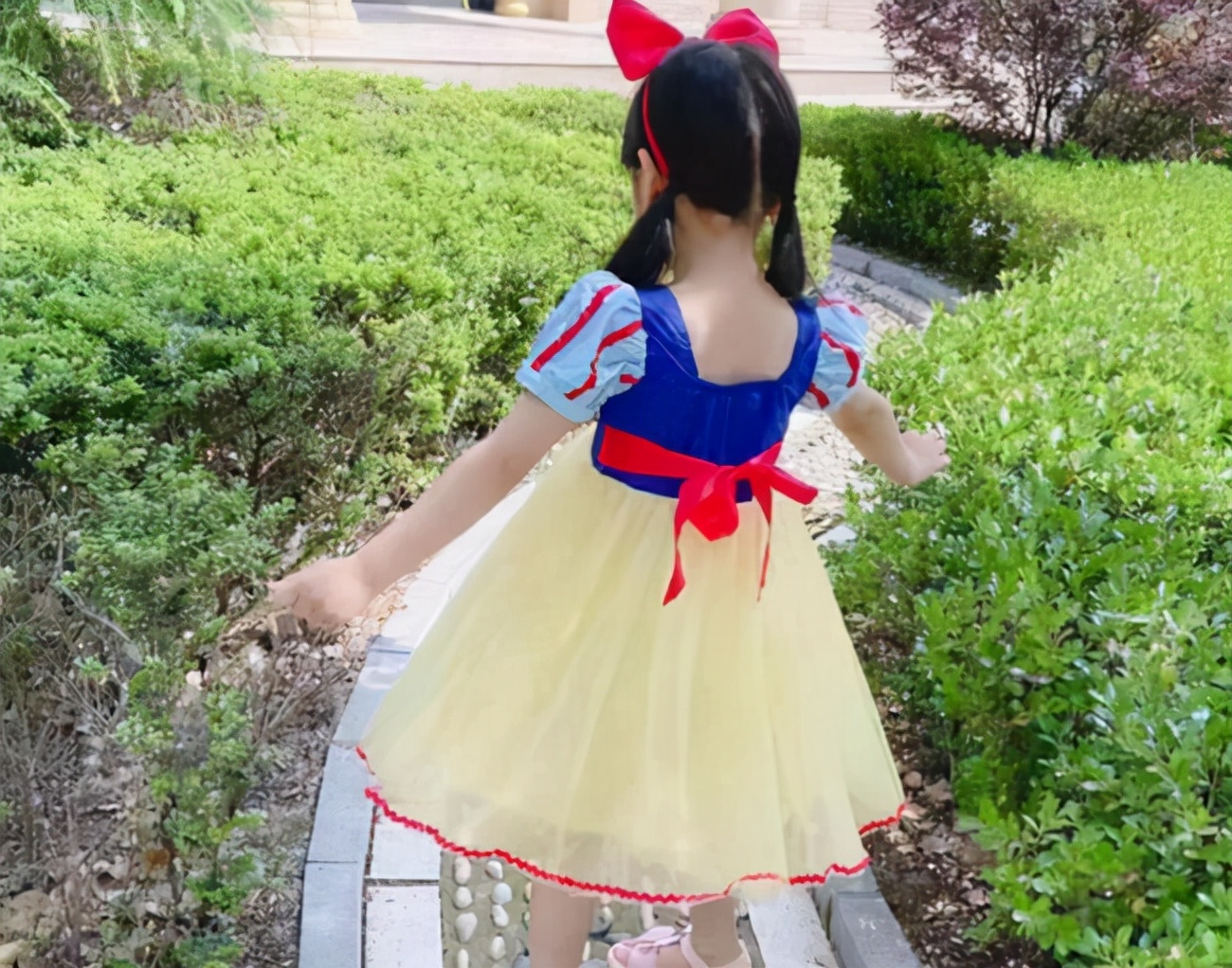 儿子收幼儿园同学礼物，妈妈以为是玩具刚想扔，老师要回：是金子