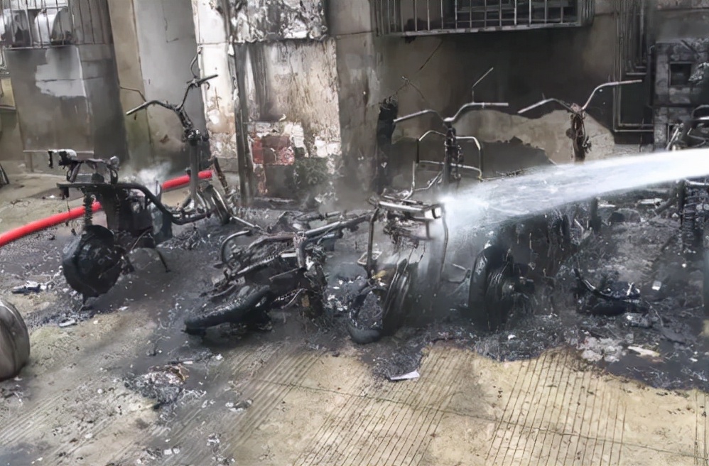 5辆电动车全被烧毁，又是“飞线充电”惹的祸