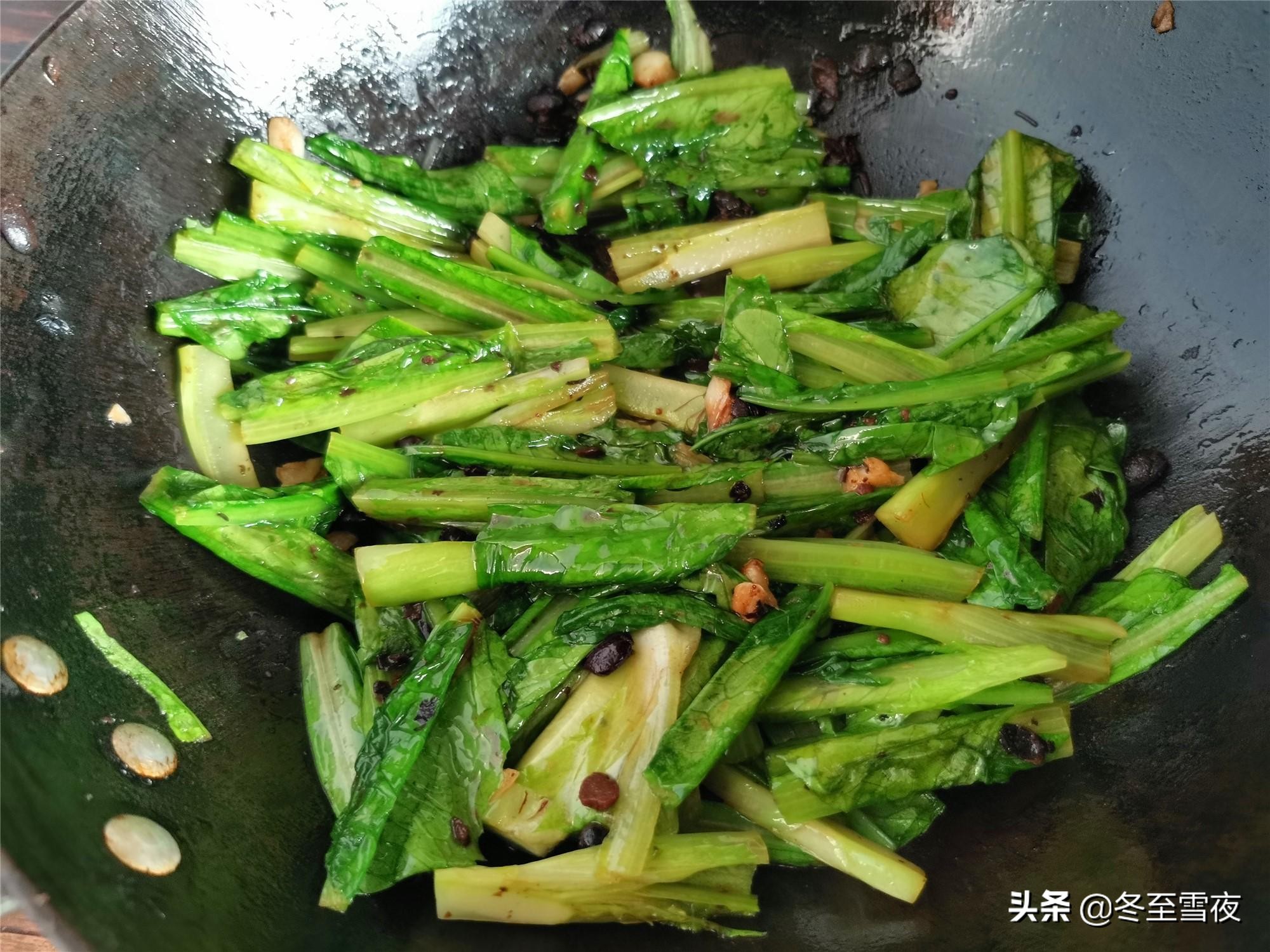 豆豉鲮鱼油麦菜怎样做好吃？教你炒制小技巧，油麦菜颜色翠绿不黄