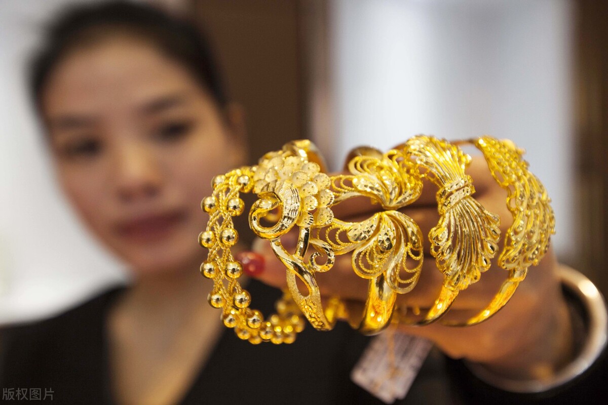 结婚到底是该买黄金首饰还是玉石首饰,我告诉你(银手镯变红铜色正常吗