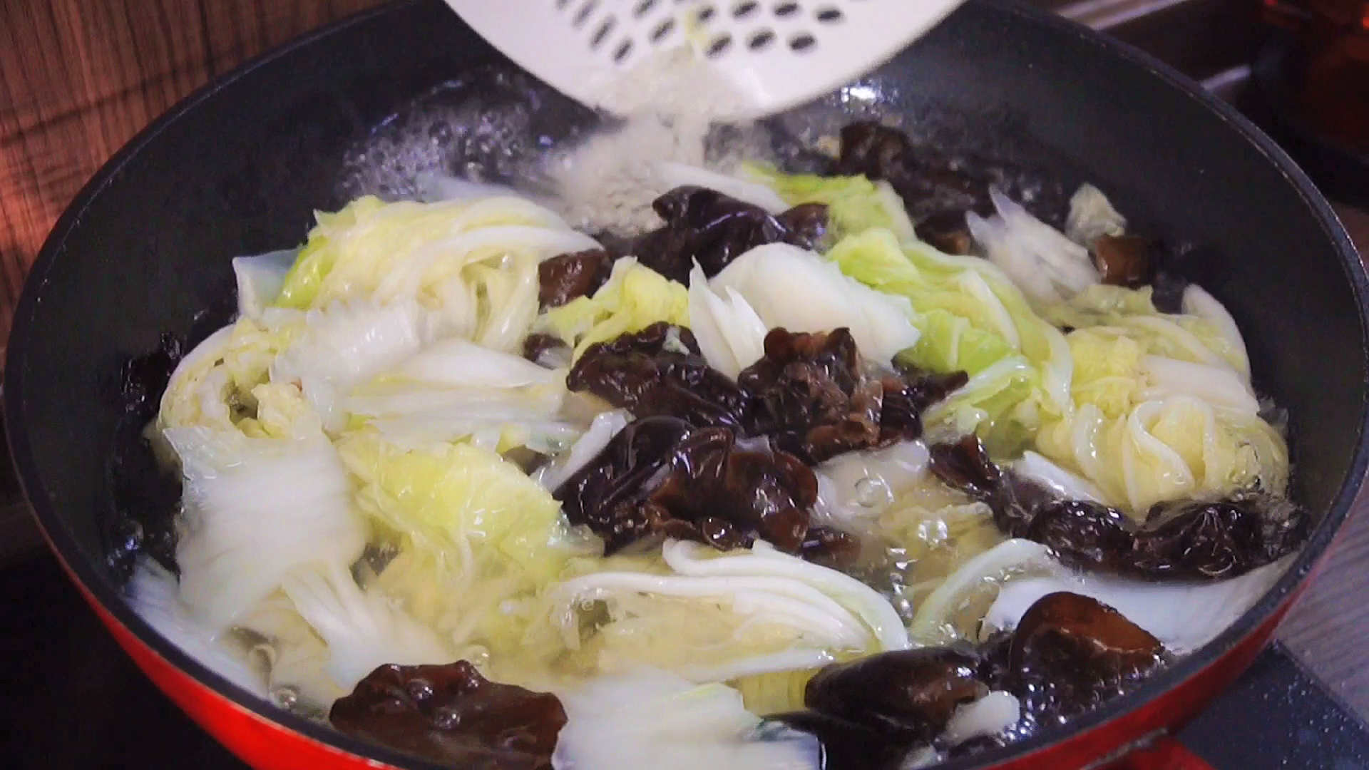 木耳和它是绝配，入冬后要常吃，营养健康又下饭，吃一冬天都不腻