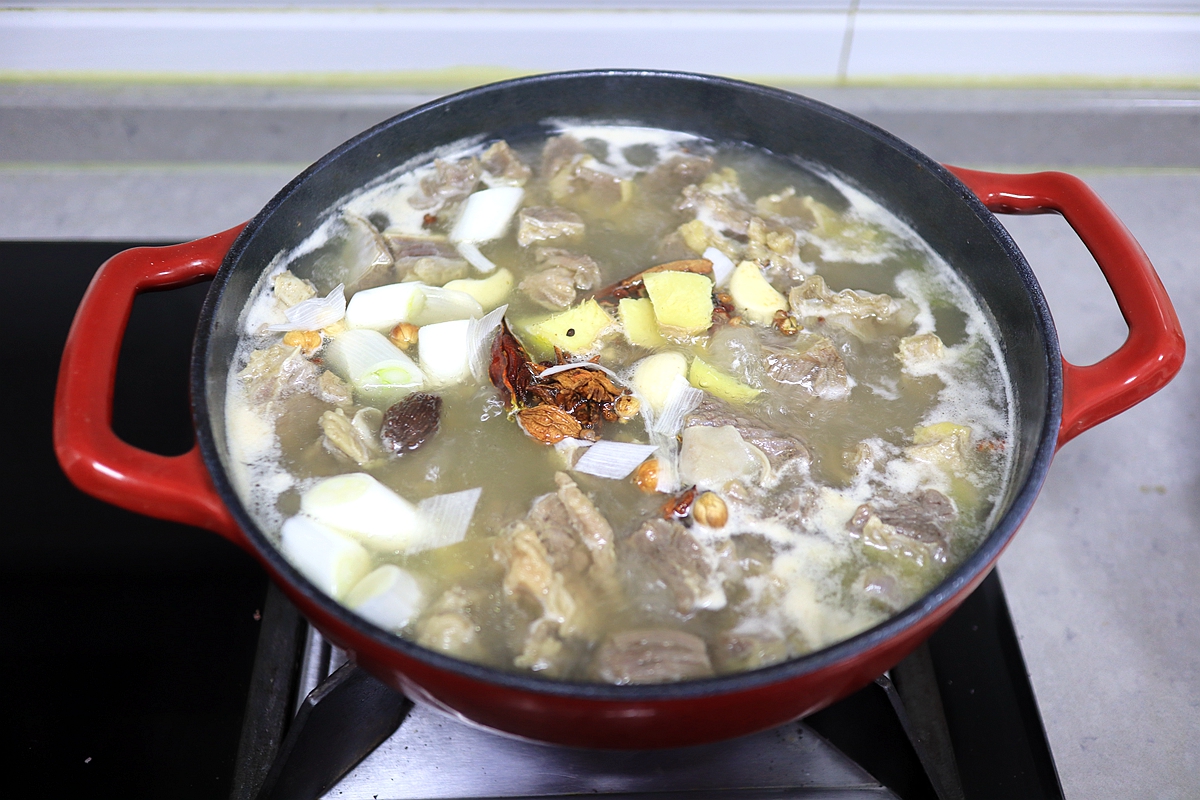 红烧牛肉别老用土豆，三伏天解馋要放它，1元1斤水灵灵不上火