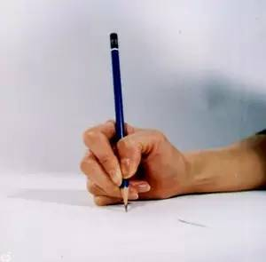 如何让孩子写出一手漂亮的字？正确的握笔姿势写字是关键