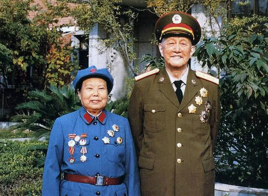 她17岁嫁给开国上将，婚后生下两子，一省长一少将，今102岁健在