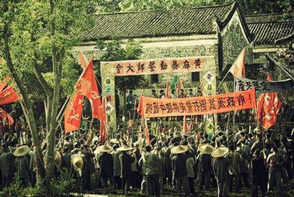 师长接新政委上任，见面愣住了：你不是我3年前那个小勤务兵吗？