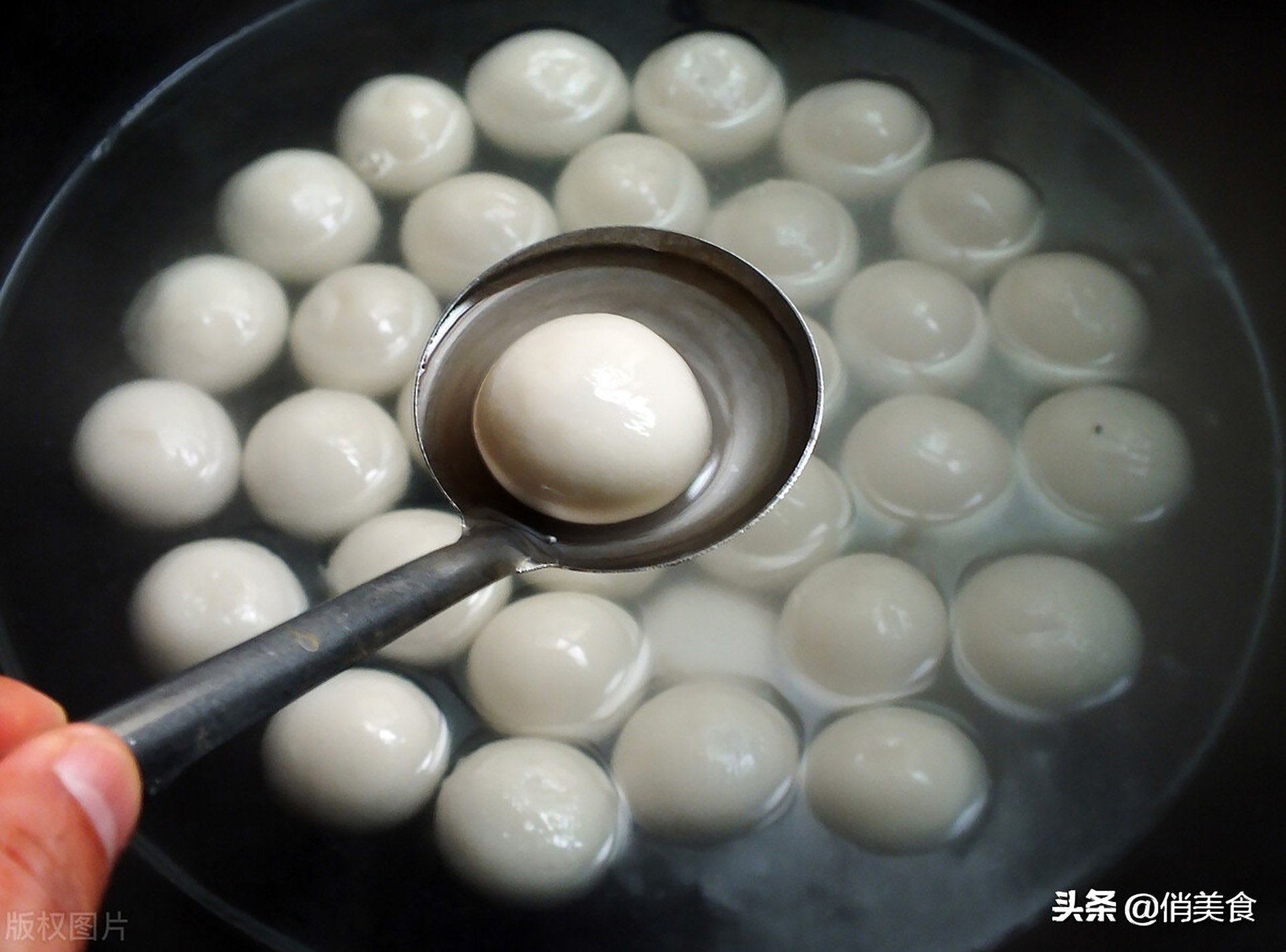 煮汤圆时，切记别直接下锅煮，多加3个步骤，汤圆不破皮不露馅