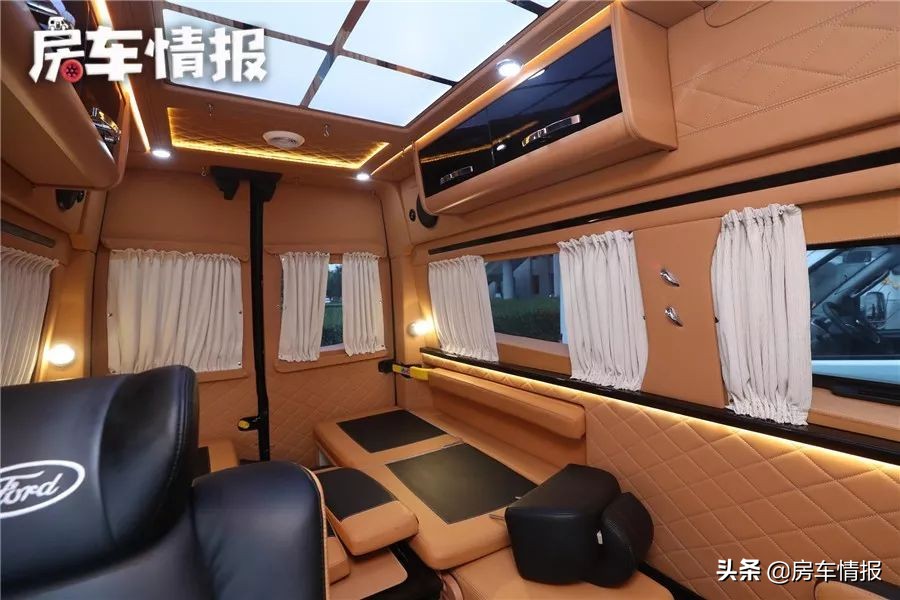 能坐6人的福特商务房车，30多万配航空座椅，内部可变床能住3口人