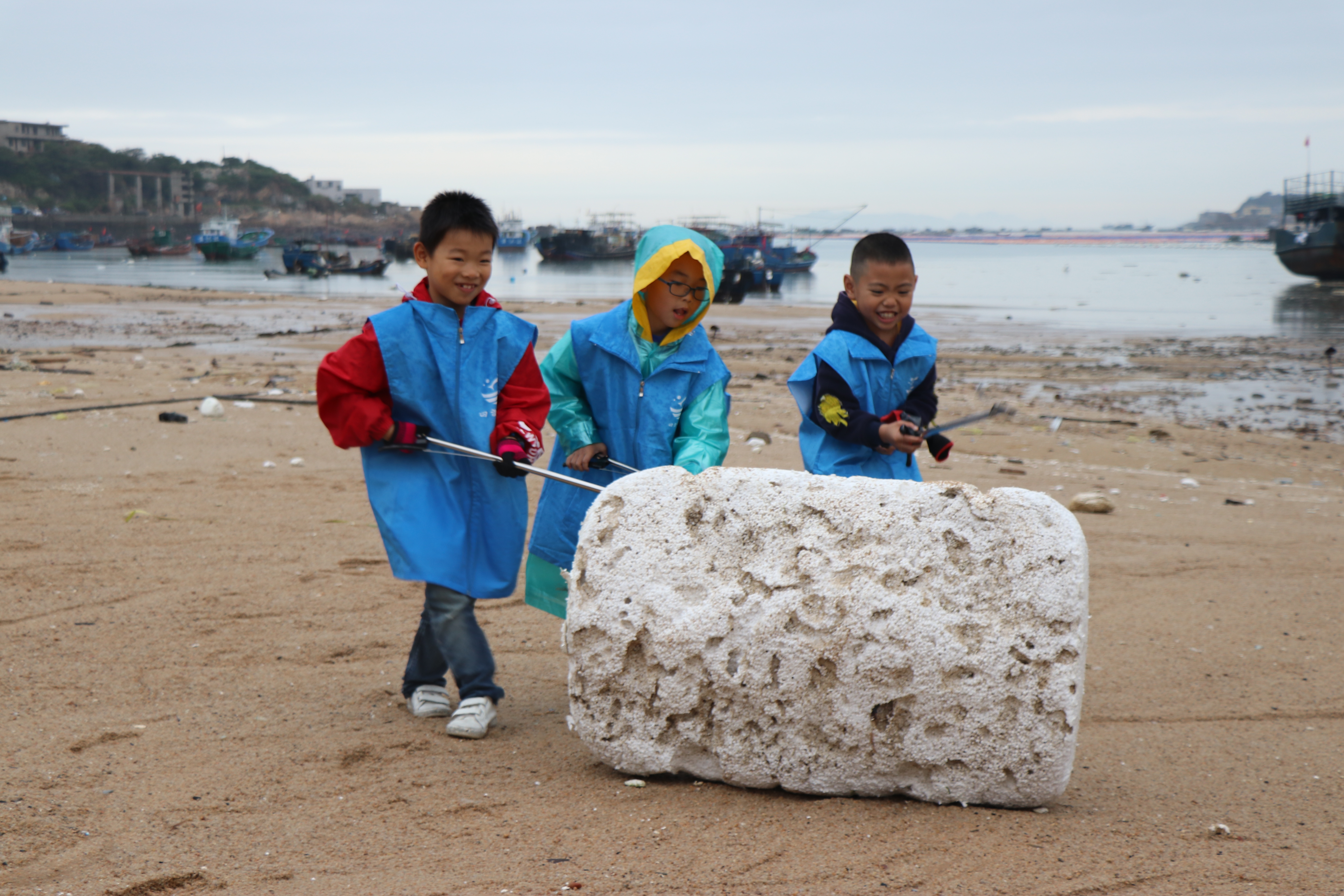 福建连江与马祖携手举办海洋生态环保净滩活动