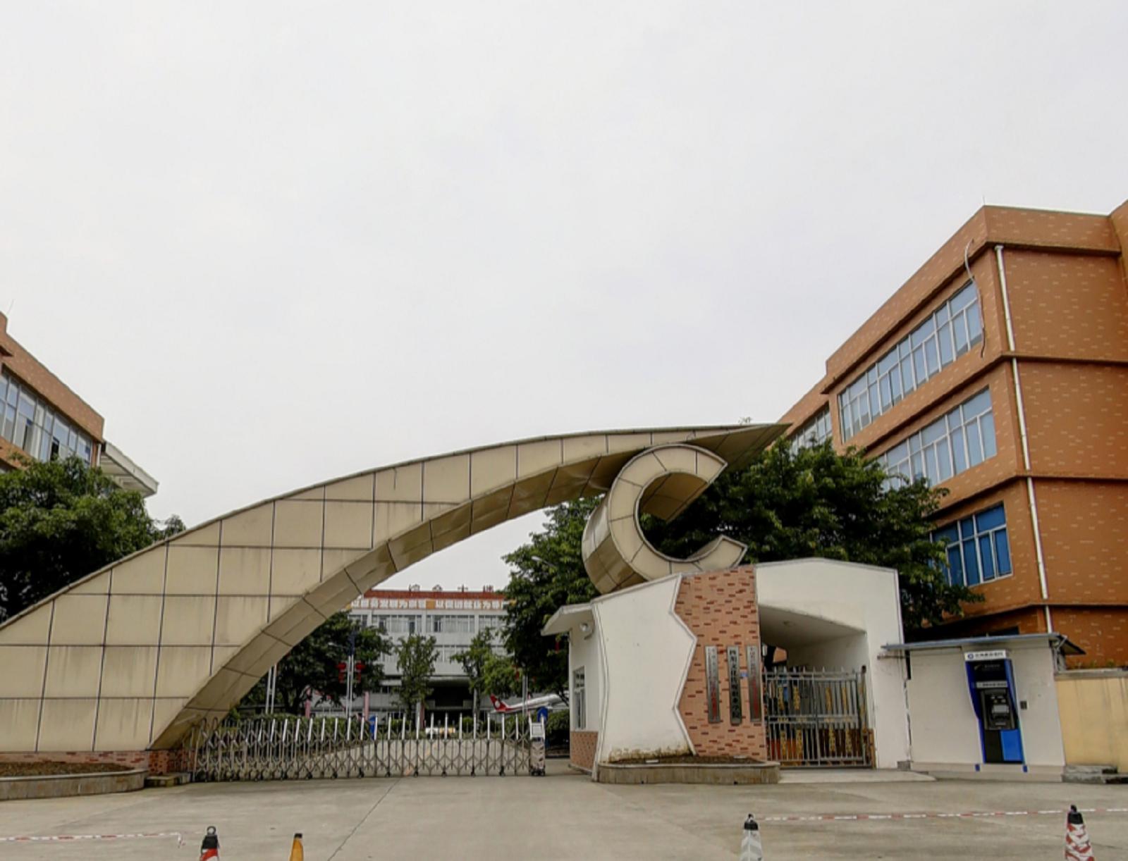 一个崇州的学校,居然拥有76间校内实训室,这么大的背景?
