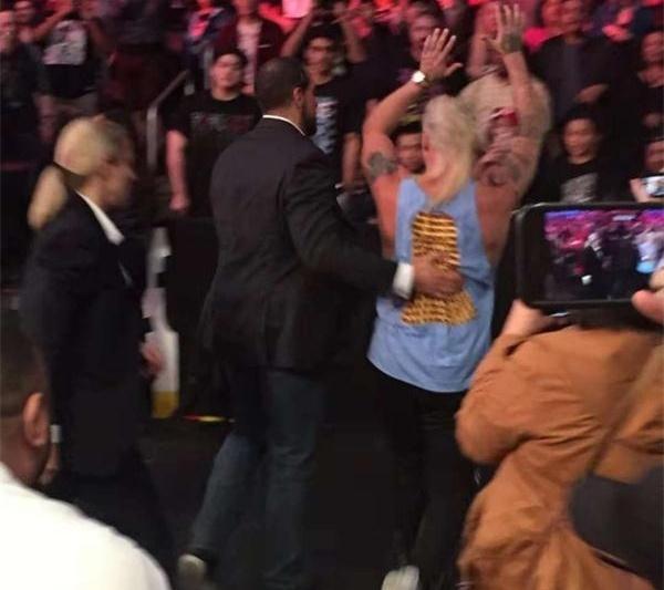 WWE弃将恩佐现状如何？曾被罗曼踹下大巴，如今混迹小联盟