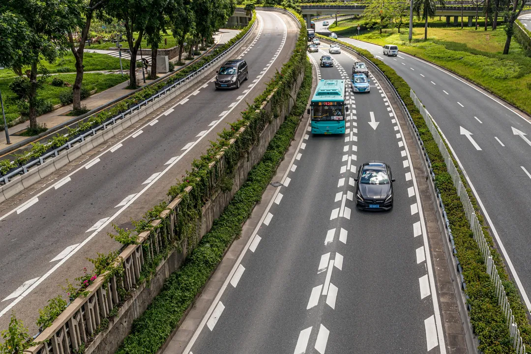 深圳車(chē)牌過(guò)戶(hù)轉(zhuǎn)讓?zhuān)ǚ蚱?、兄弟、父子之間粵B車(chē)牌轉(zhuǎn)讓可以嗎？）