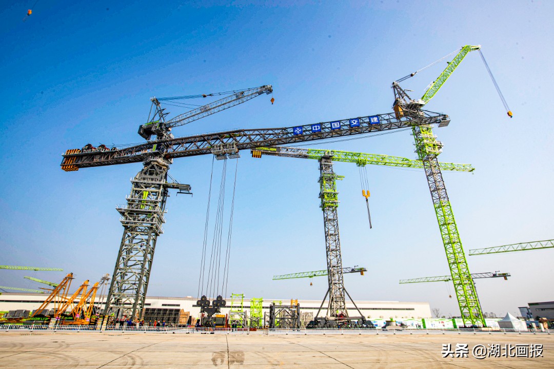 中交二航局打造的全球最大上回转塔机正式下线