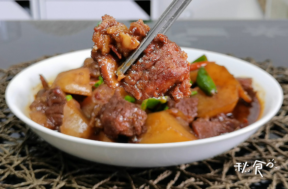 红烧牛肉怎么做，才能肉嫩、汤鲜？这2种料记得加，牛肉又嫩又香