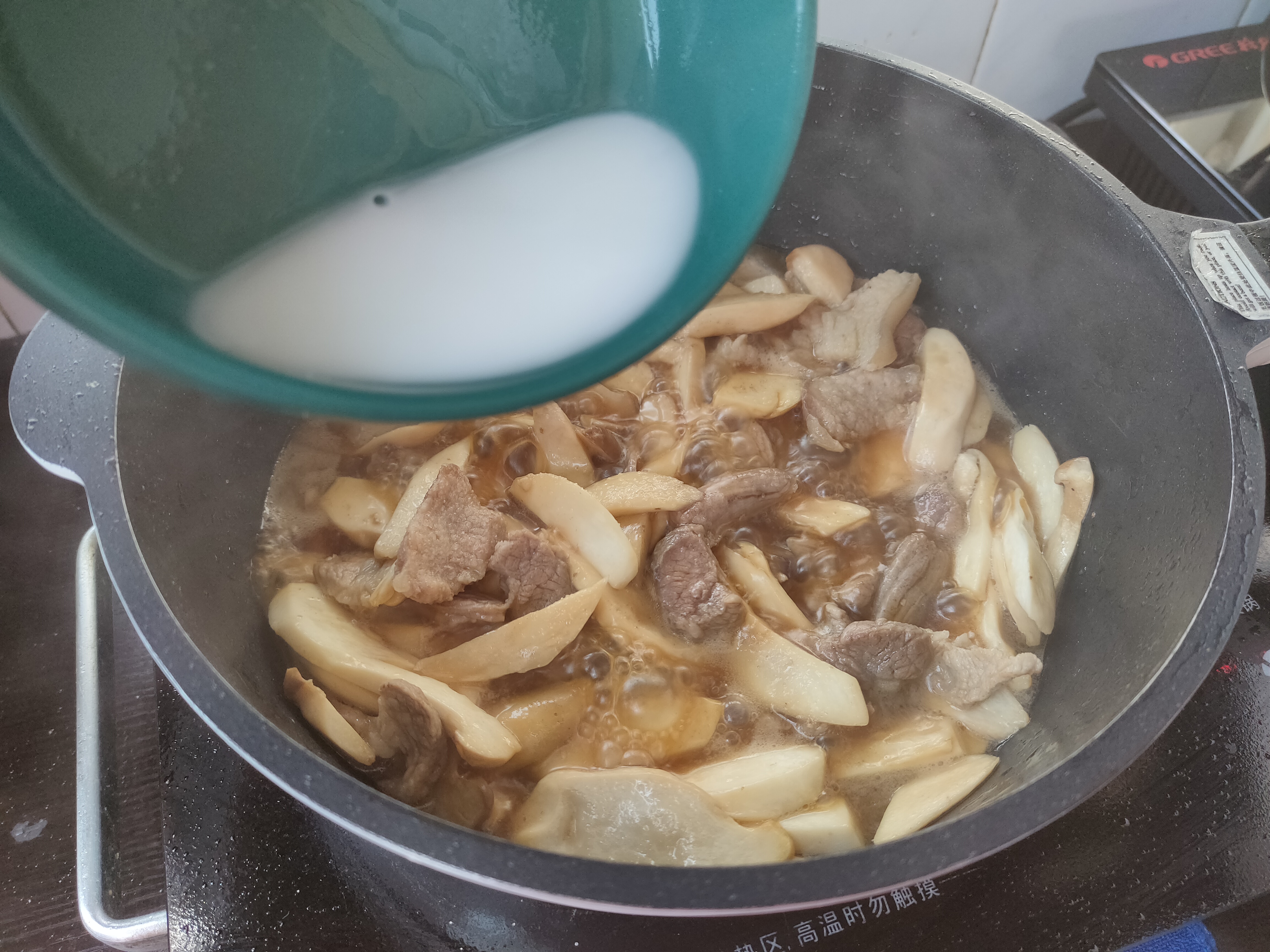 家常鸡腿菇炒肉，营养美味，下饭又解馋，家人都爱吃