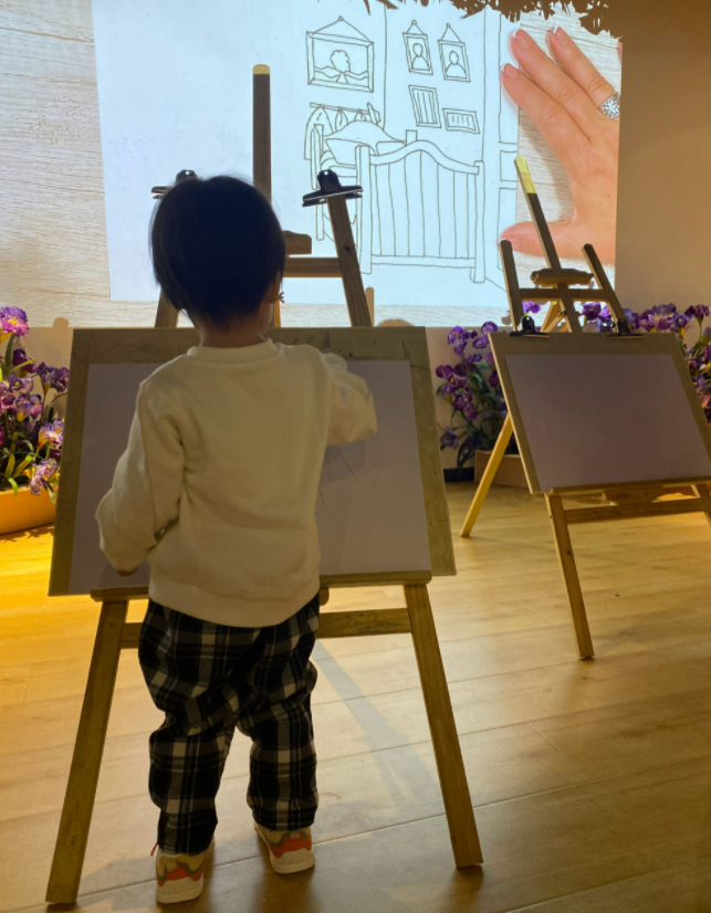 章子怡晒出游照，全家抱团取暖，继女小苹果坐中间家庭地位提升