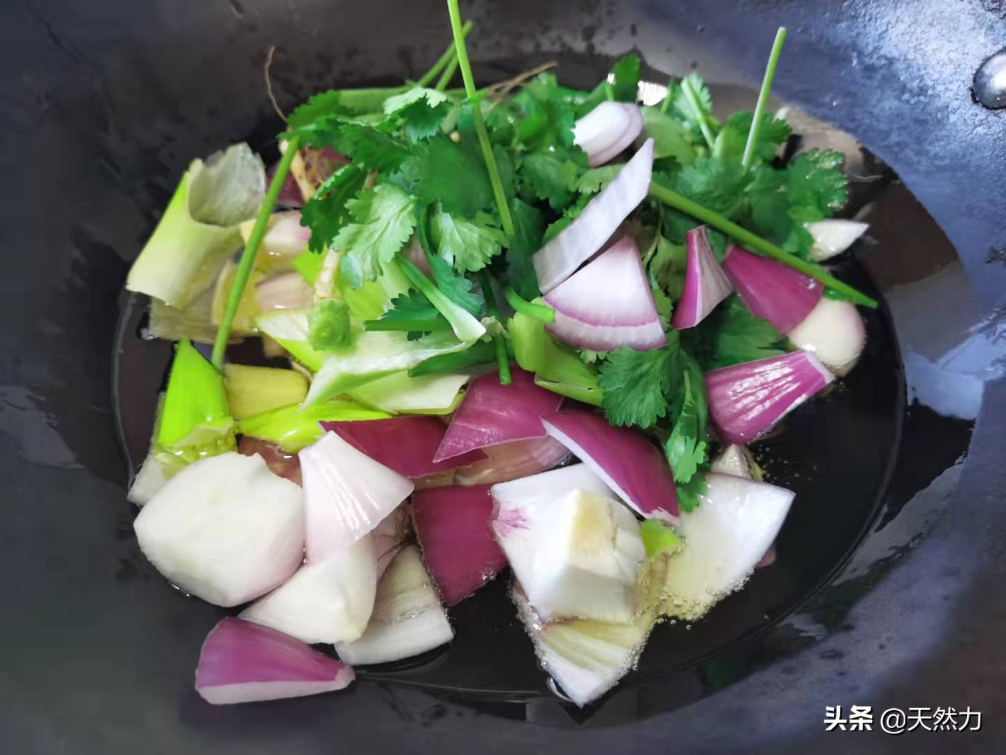 饭店的洋葱拌木耳是怎么做出来的，告诉你步骤和技巧，收藏好哦