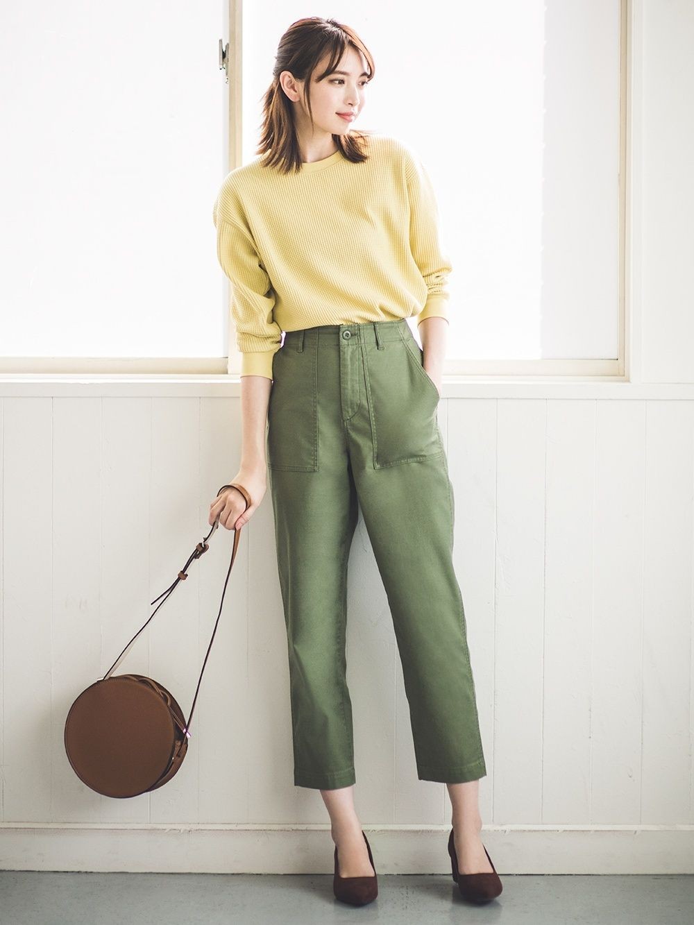 军绿色裤子被低估了,会穿才知它是"王者"级别,造型美得不一样