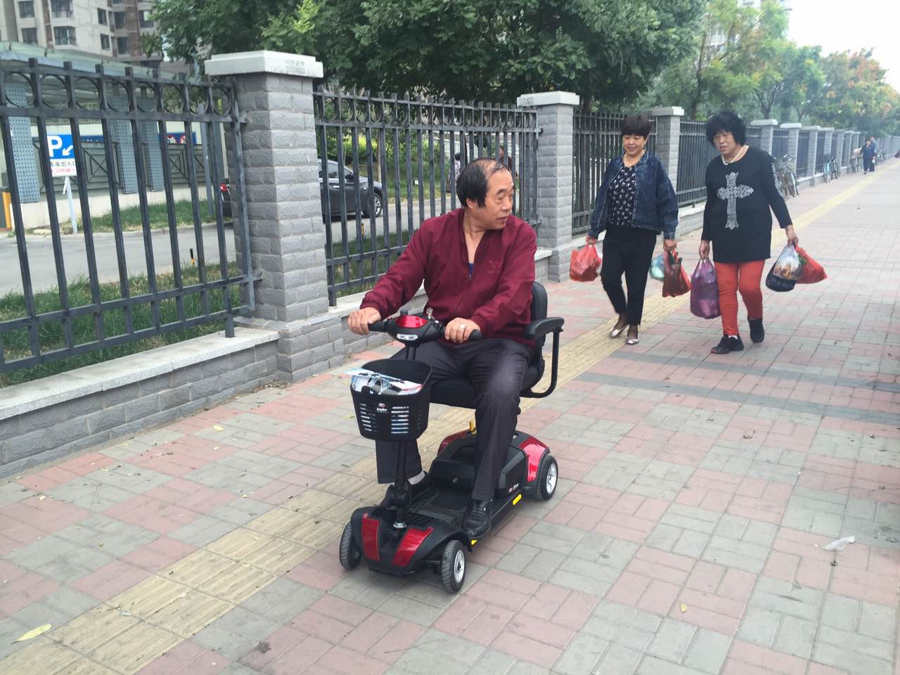 老年人代步车千万不要买错哦(开天乐)
