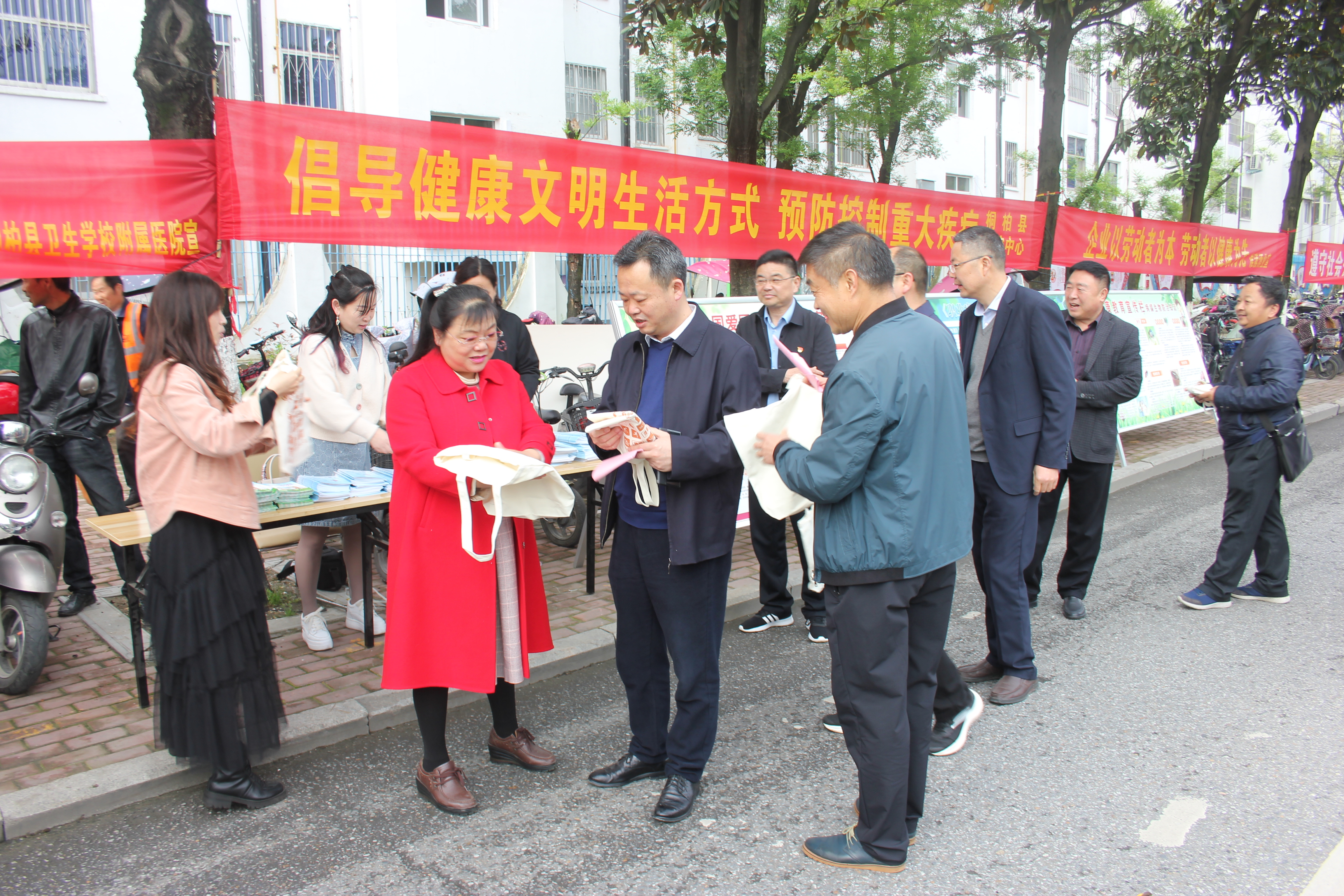 桐柏县卫健委“我为群众办实事”——隆重开展第33个“爱国卫生月”宣传活动