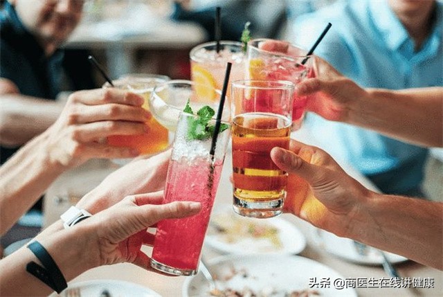 烧心反酸胃难受怎么办？医生：用这2个方法可以得到缓解