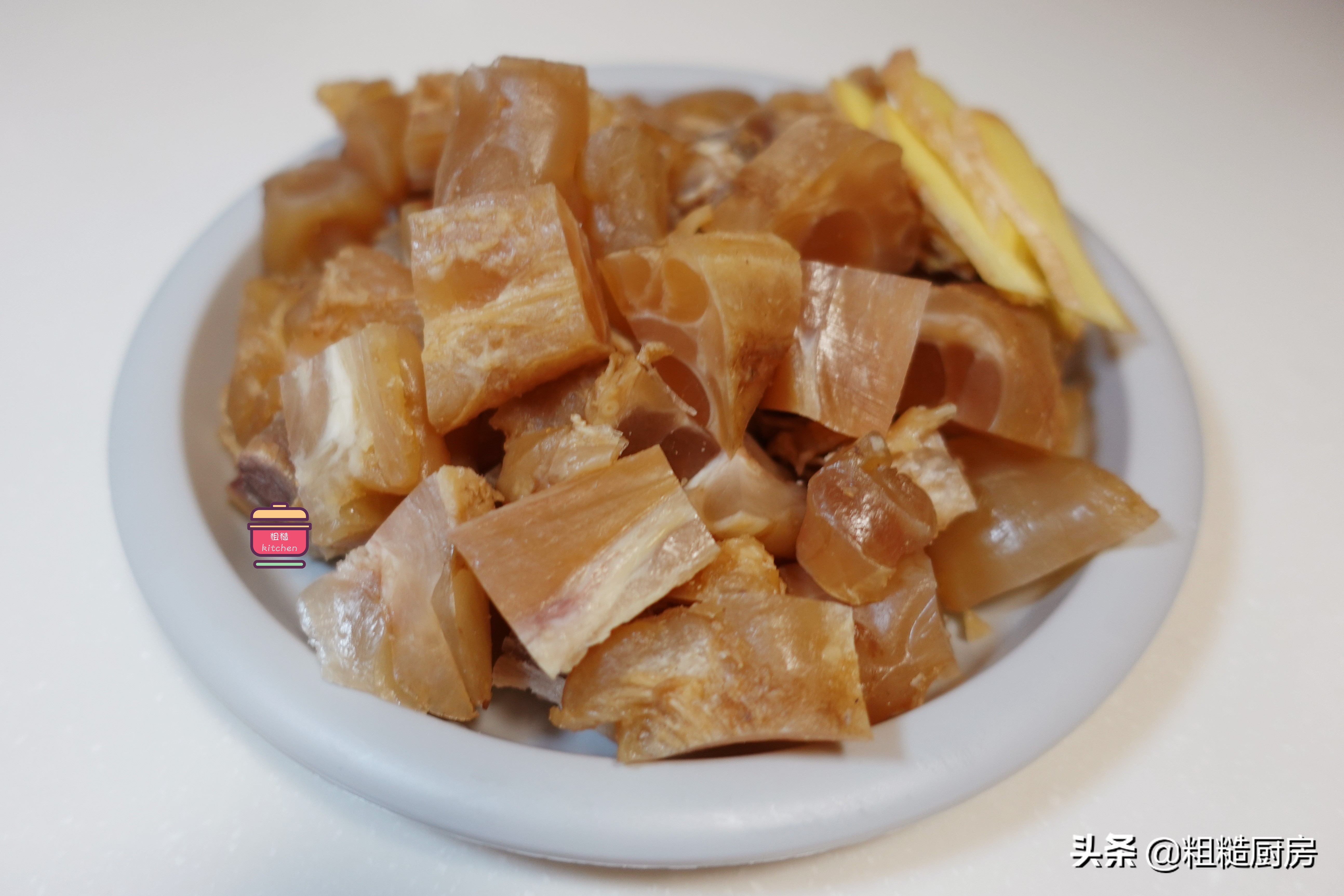 买牛肉时，60岁阿姨专挑牛筋买，胶质丰富营养高，难怪看着不显老