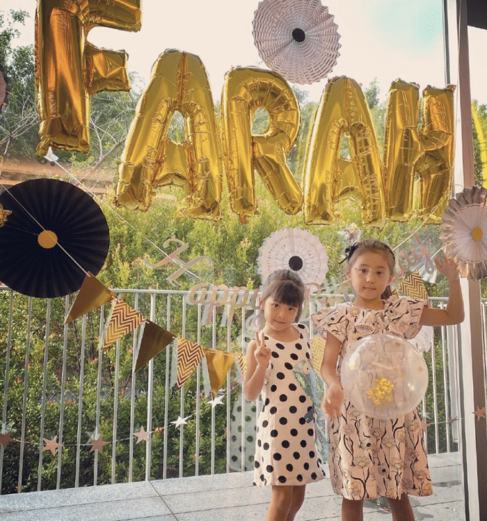 咘咘凌晨五点多起床做功课，戴着眼镜超专注，贾静雯却反而不适应