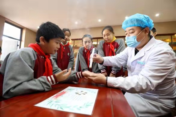 中医药文化走进校园 学生们体验传统文化魅力