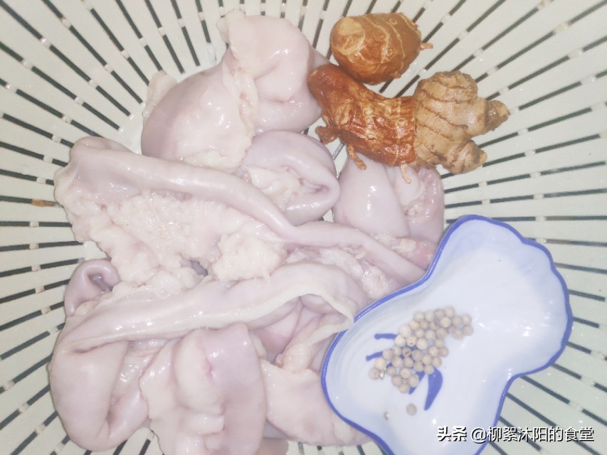 略带苦味的猪小肠，其实也能清热去火，加点沙姜煮一锅，美味