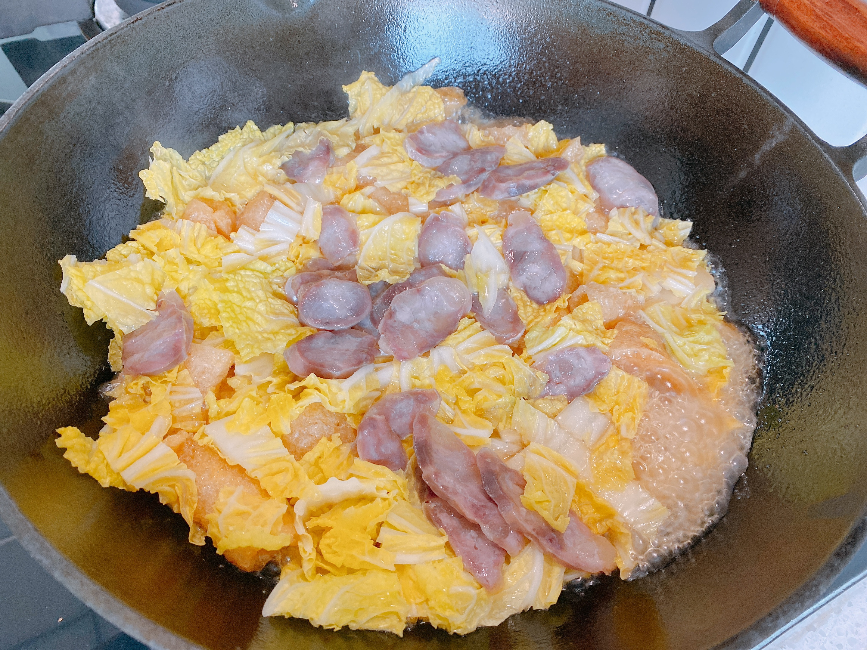 猪皮这样做太香了，加点白菜，吸饱汤汁咸香入味，爽滑劲道超下饭